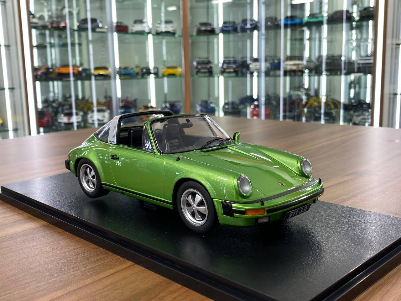 1/18 Diecast Metal Porsche 911 SC Targa (1977) Green by KKScale