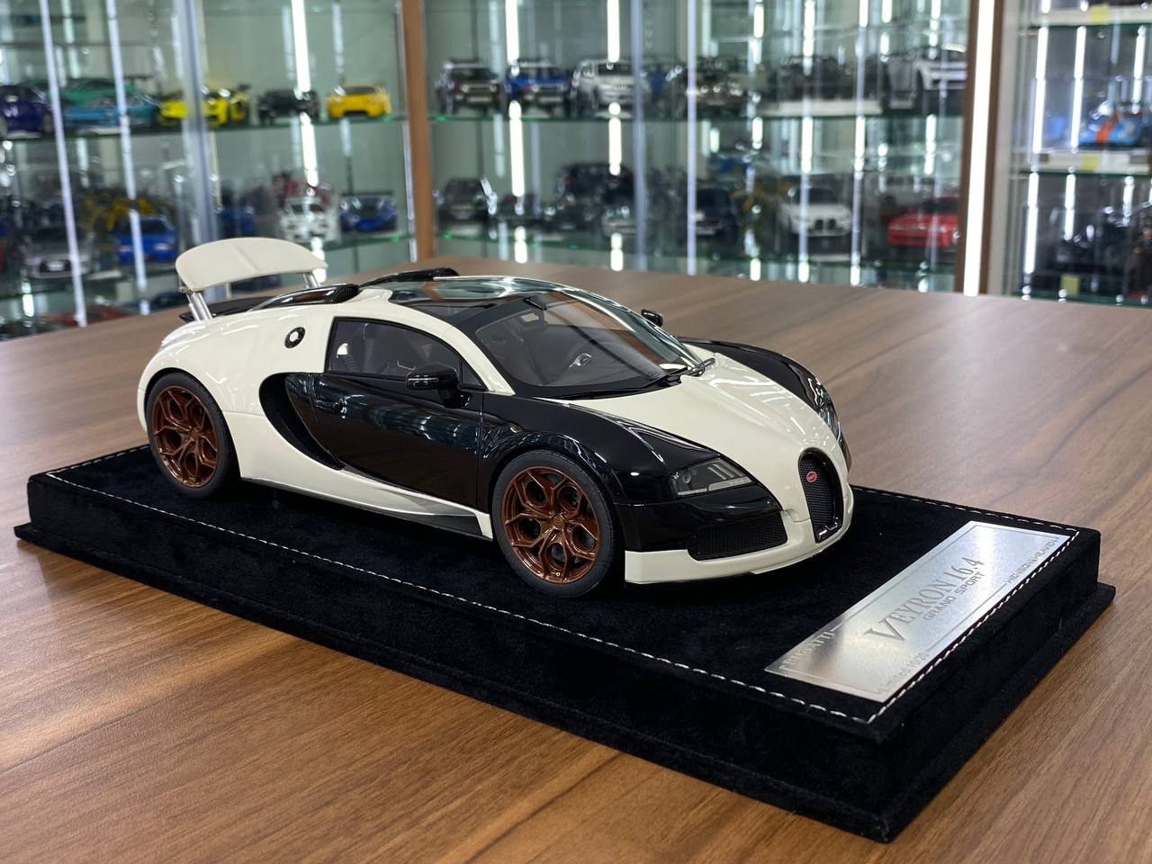 1:18 Resin H&H Bugatti Veyron Grand Sport 16.4 Black/White (Limited 20 pcs)
