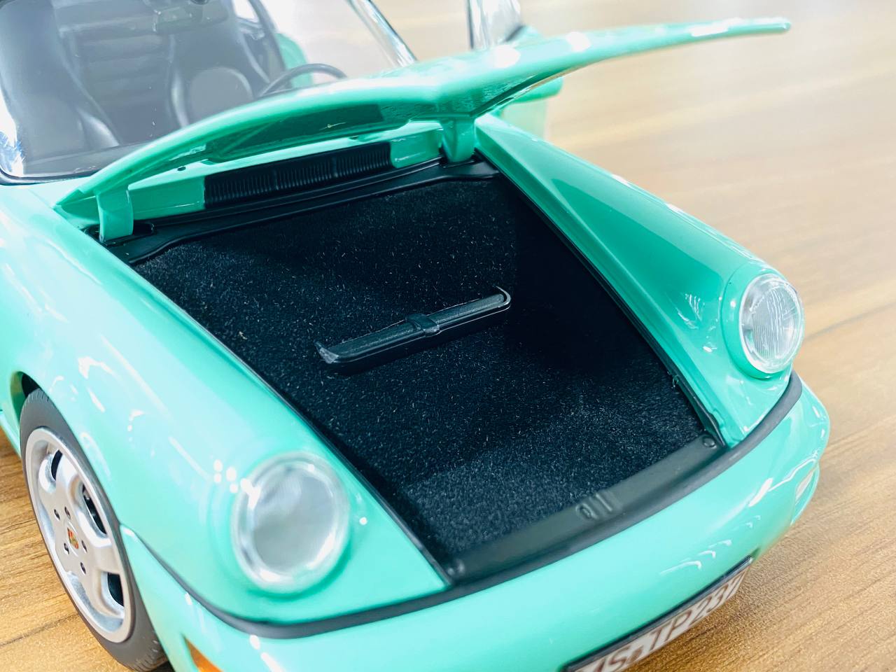 1/18 Diecast Metal Full Opening Norev Porsche 911 Carrera 2 (1992) - Mint Green