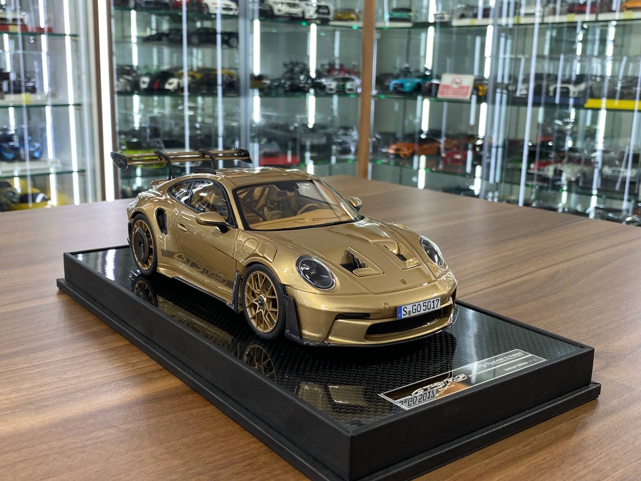 UT 1/18 Scale Diecast DC31323D – Porsche 911 GT Coupé (Couleur Or, Collection)