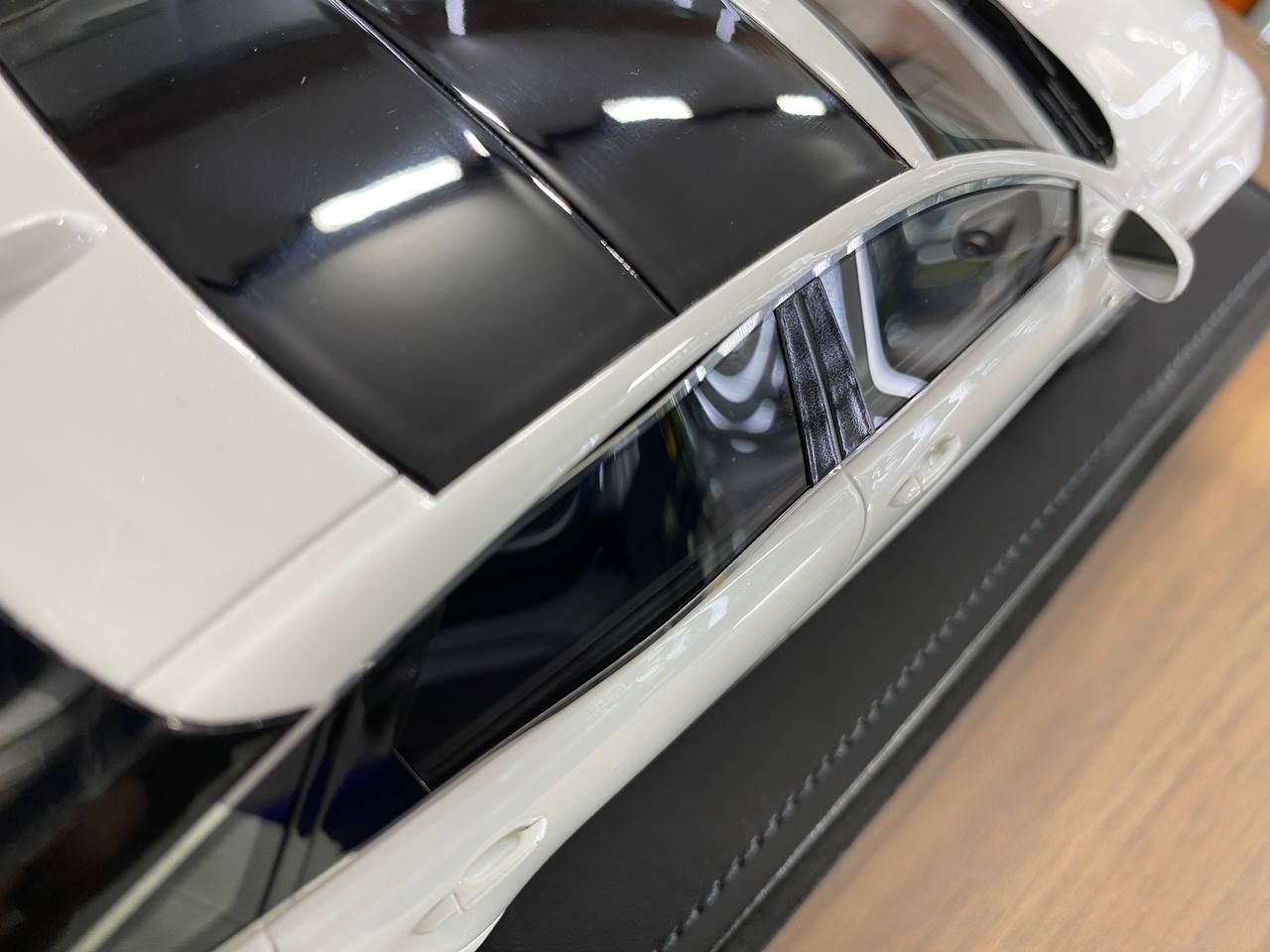 1:18 Resin Model Motorhelix Jaguar XJL – Pearly White Limited 66pcs