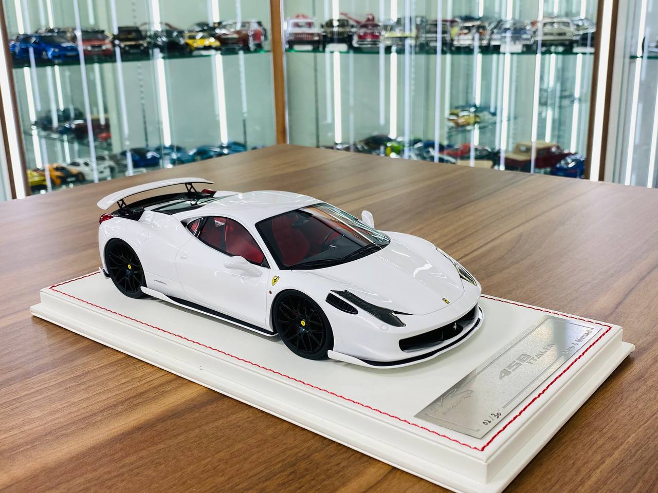 Davis & Giovanni Ferrari 458 Italia Resin Model - White | 1/18 Scale