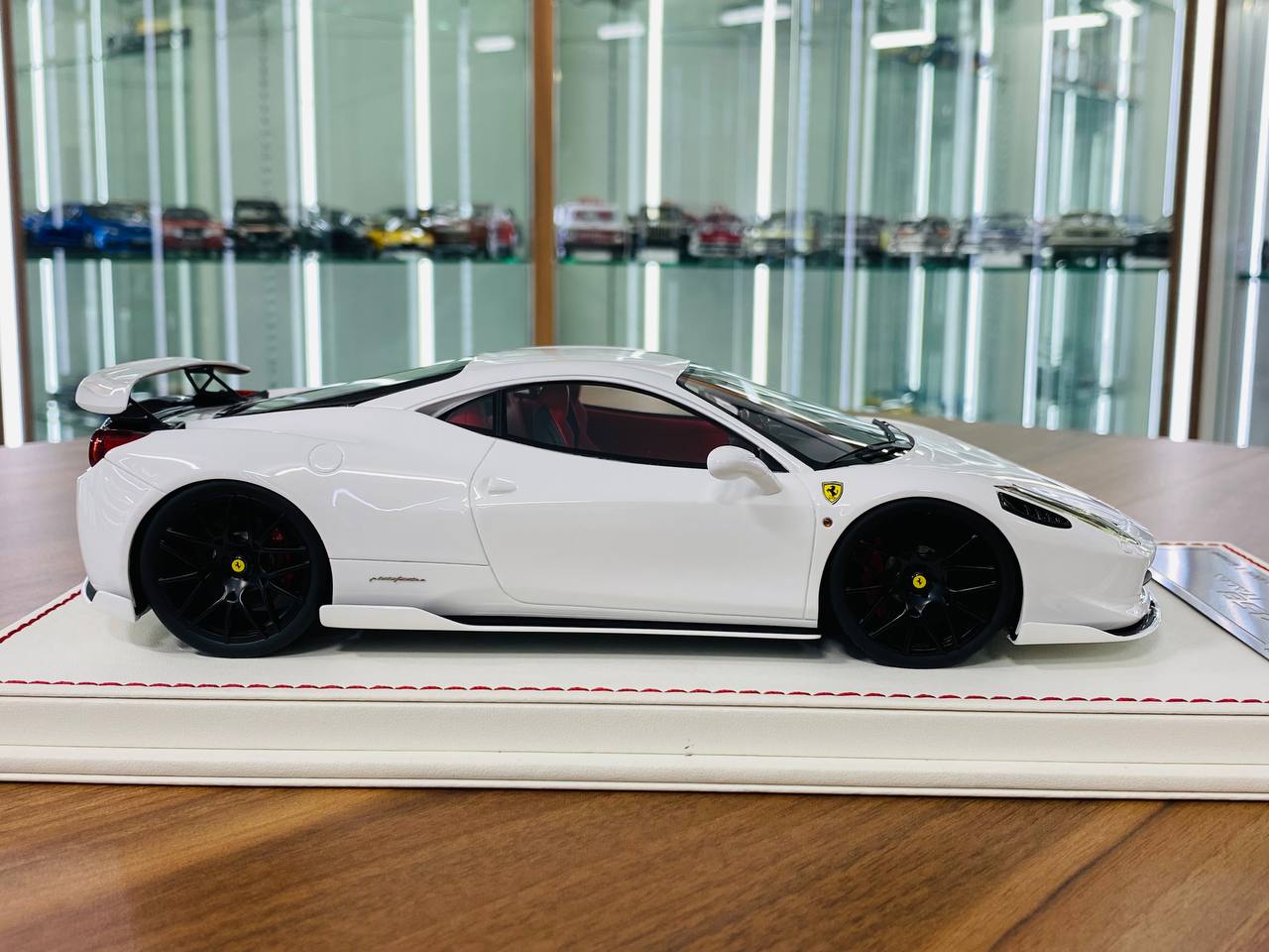 Davis & Giovanni Ferrari 458 Italia Resin Model - White | 1/18 Scale
