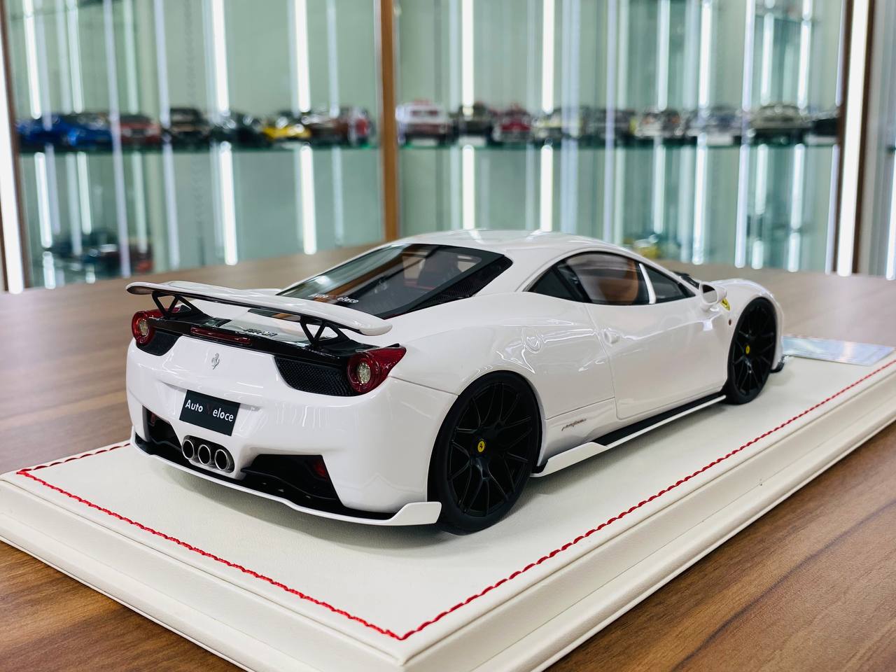 Davis & Giovanni Ferrari 458 Italia Resin Model - White | 1/18 Scale