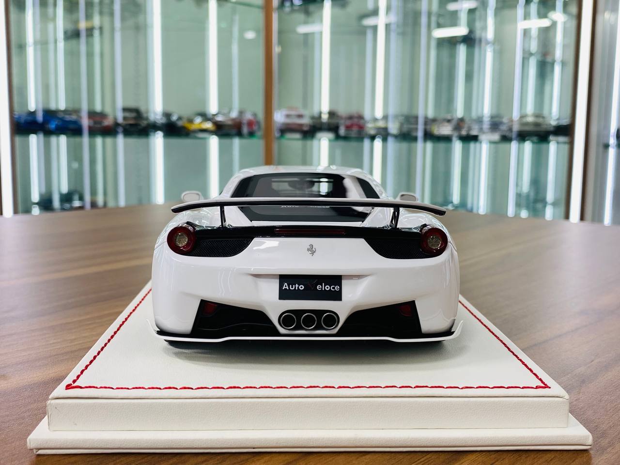 Davis & Giovanni Ferrari 458 Italia Resin Model - White | 1/18 Scale
