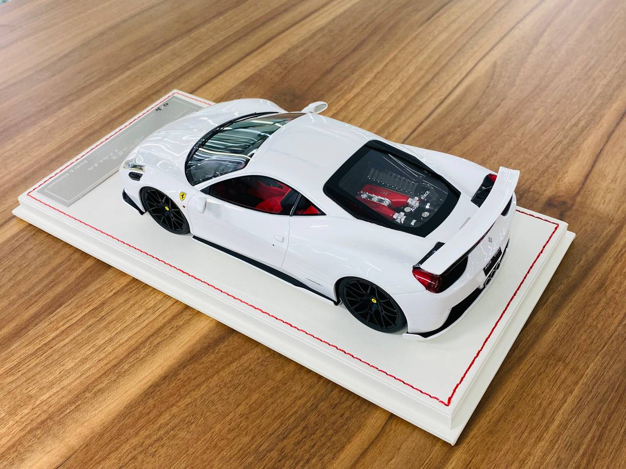 Davis & Giovanni Ferrari 458 Italia Resin Model - White | 1/18 Scale