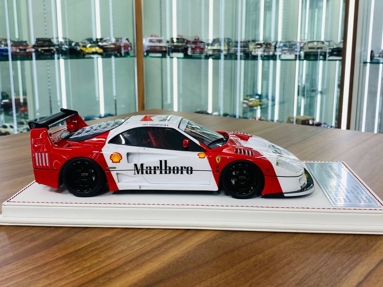 Davis & Giovanni Ferrari F40 Compattizione Resin Model - Marlboro | 1/18