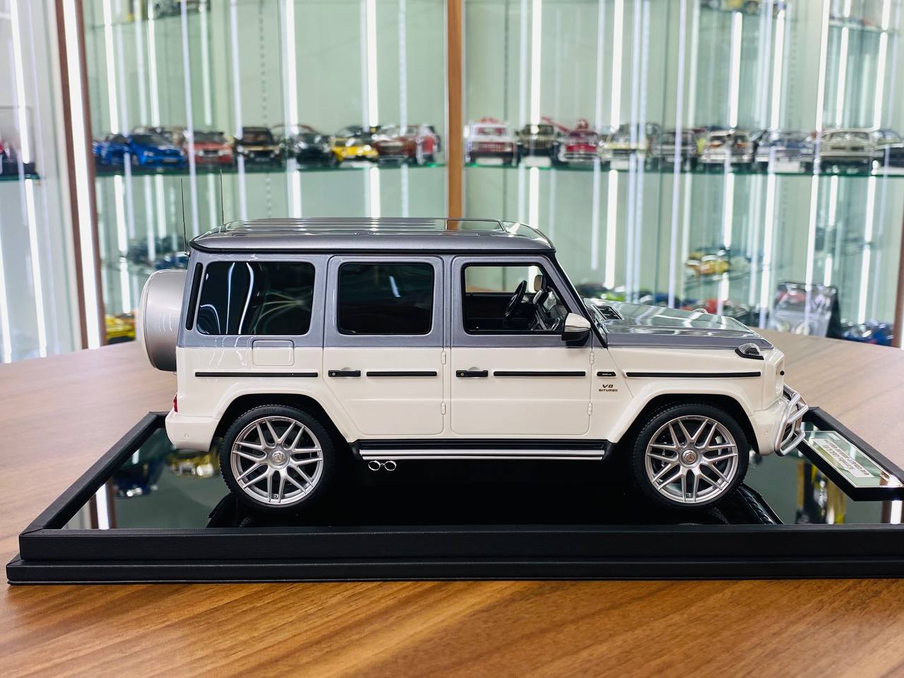 Exclusive 1/18 Mercedes-Benz AMG G-63 UAE Golden Jubilee Edition Model Car Motor Helix
