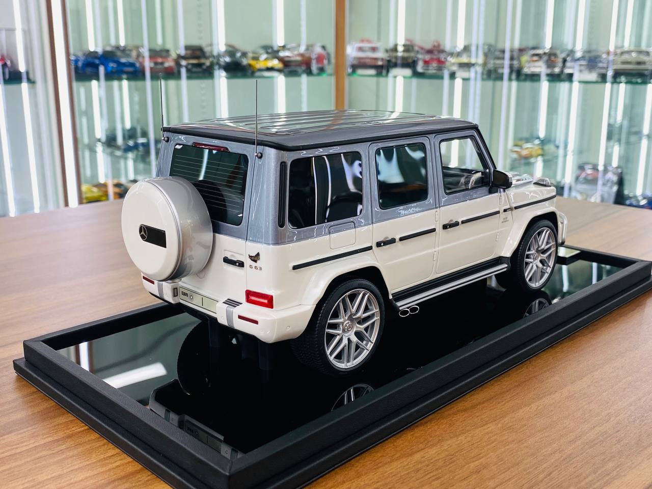 Exclusive 1/18 Mercedes-Benz AMG G-63 UAE Golden Jubilee Edition Model Car Motor Helix