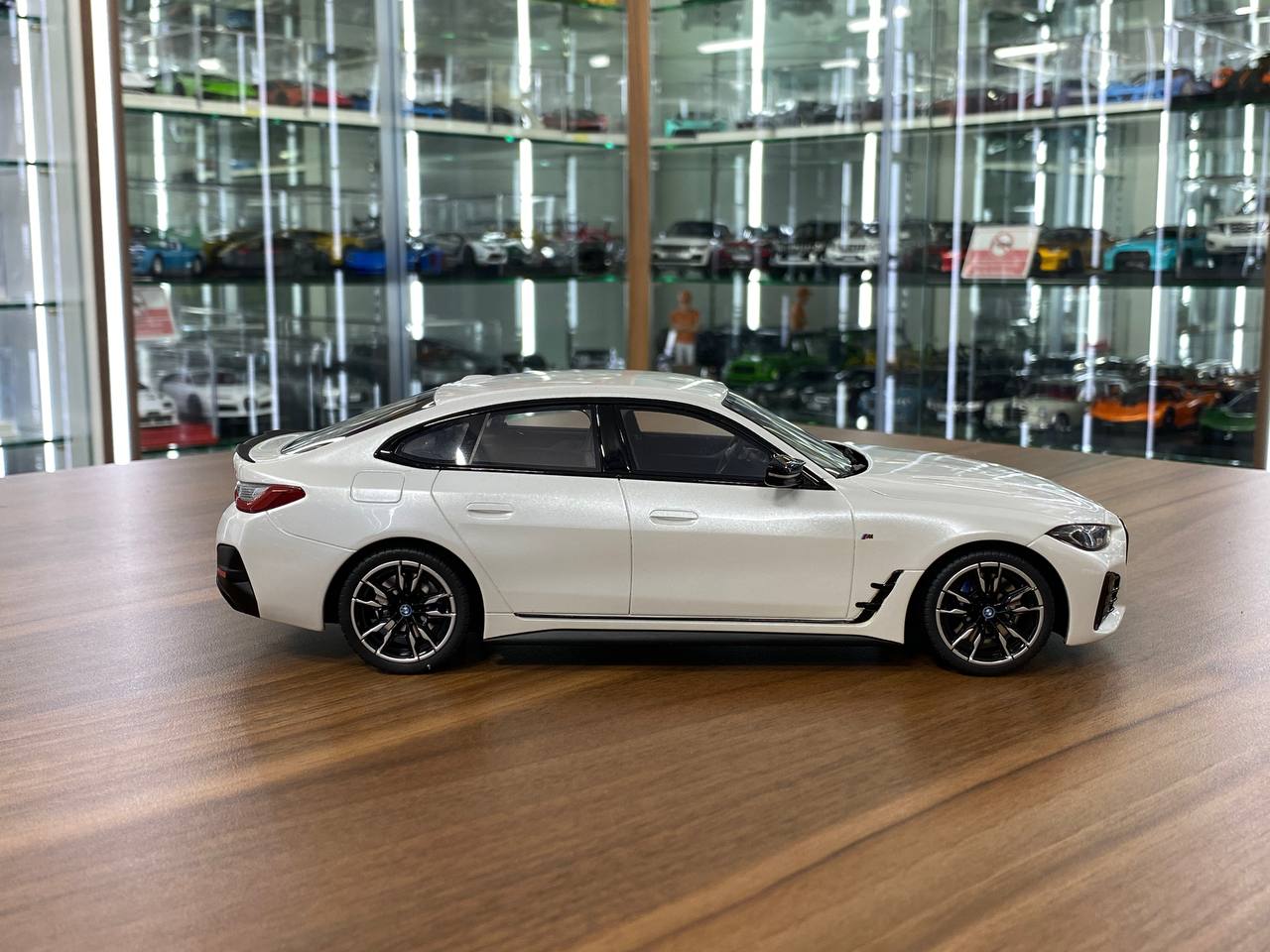 1/18 Resin OttO Mobile BMW i4 M50 White – Limited 999pcs