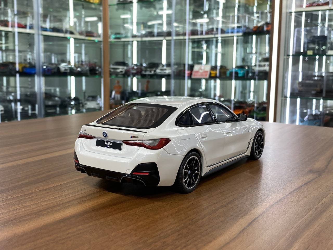 1/18 Resin OttO Mobile BMW i4 M50 White – Limited 999pcs