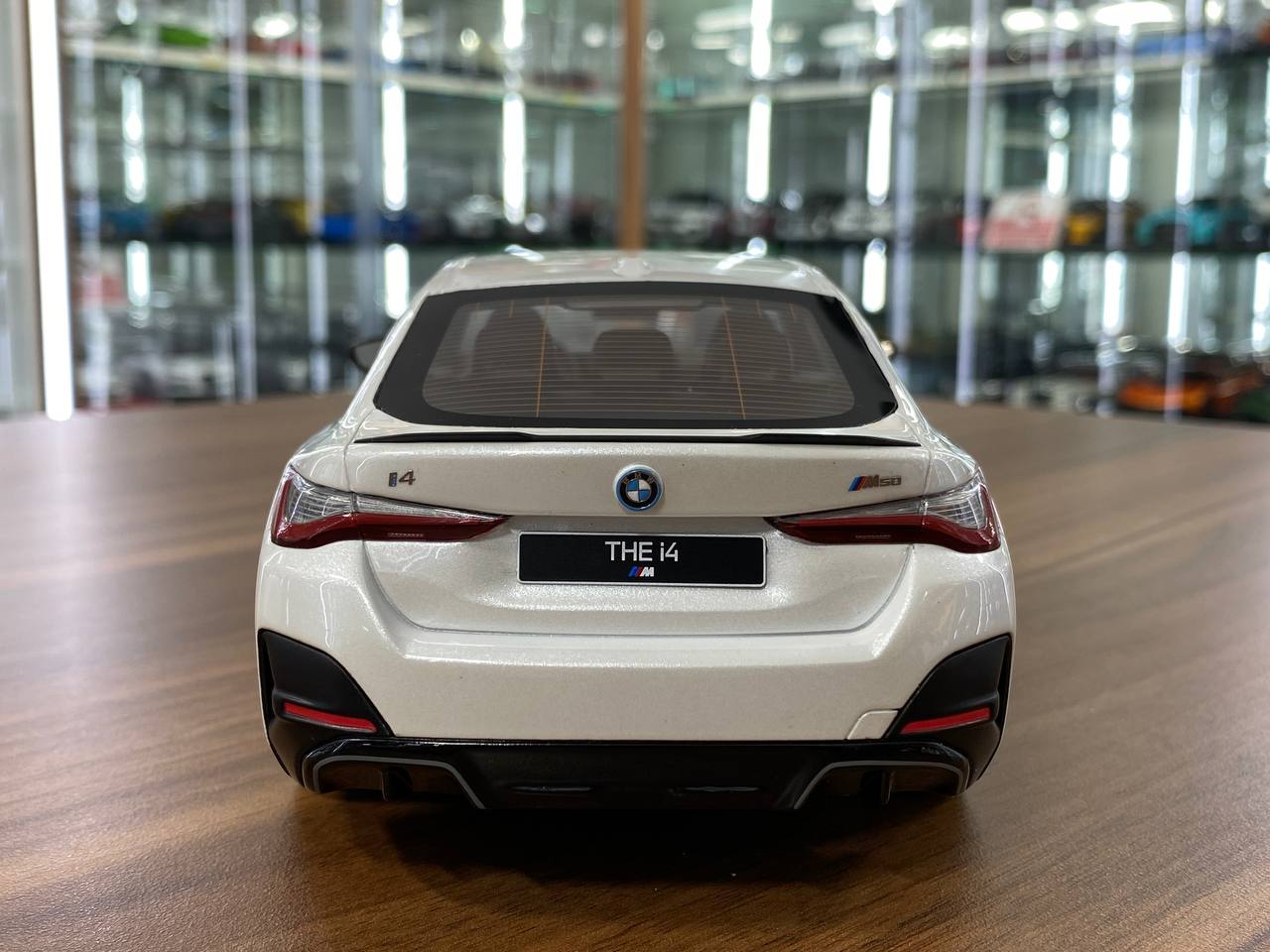 1/18 Resin OttO Mobile BMW i4 M50 White – Limited 999pcs