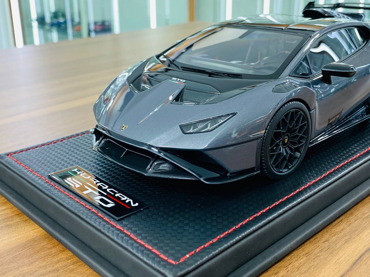 1/18 Resin Model - MR Collection Lamborghini Huracan STO