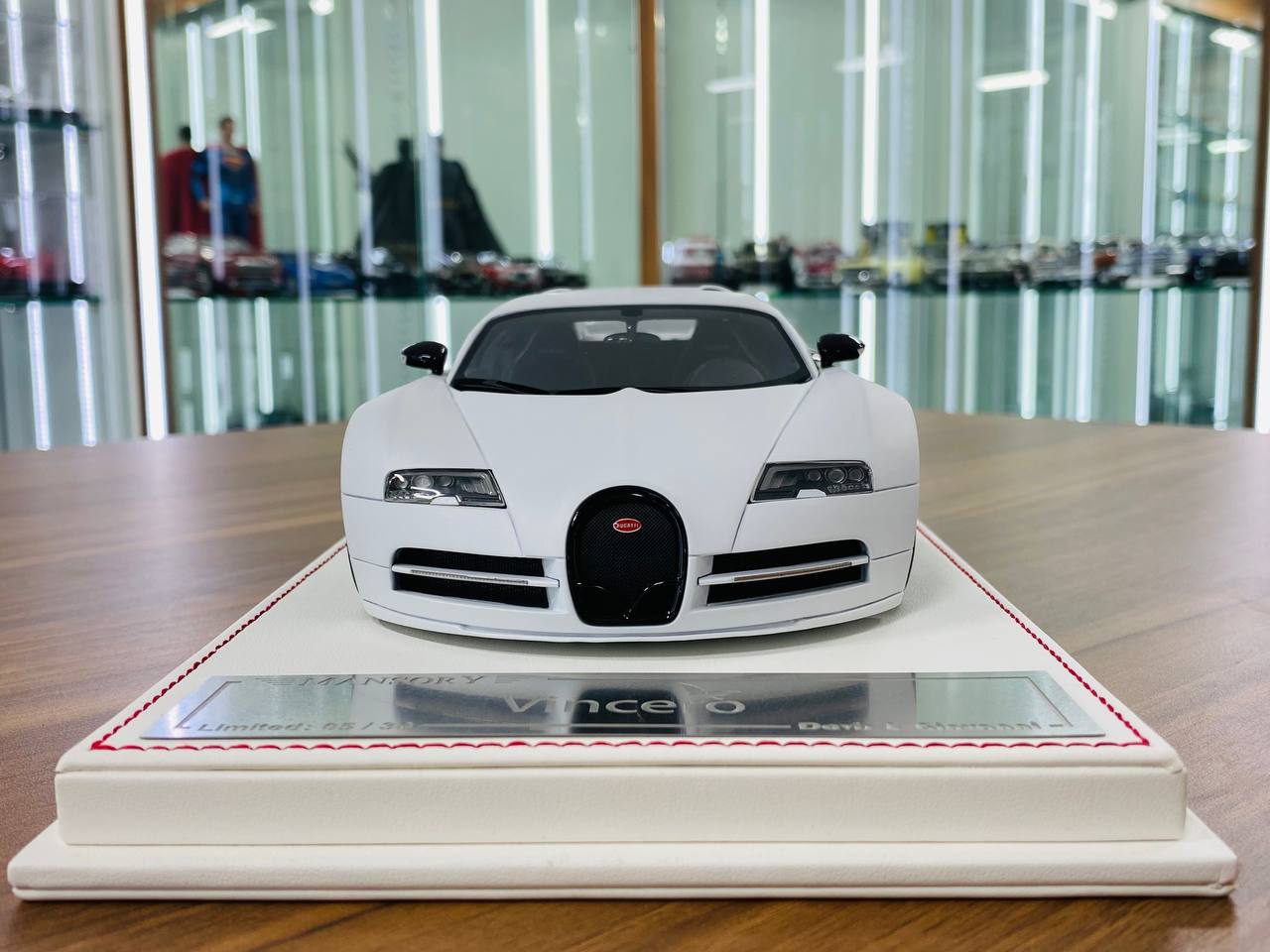 1/18 Resin Davis & Giovanni Bugatti Vincero Mansory matt pearl white , gloss dark red carbon Limited