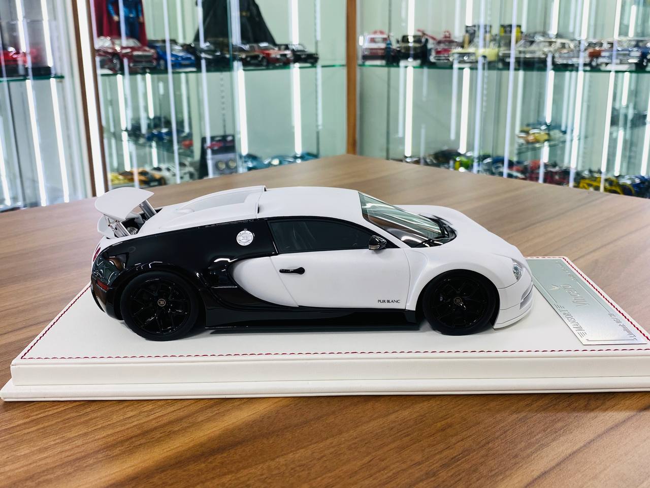 1/18 Resin Davis & Giovanni Bugatti Vincero Mansory matt pearl white , gloss dark red carbon Limited