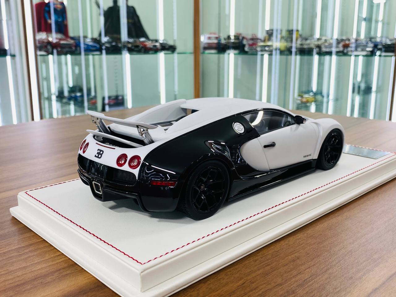 1/18 Resin Davis & Giovanni Bugatti Vincero Mansory matt pearl white , gloss dark red carbon Limited