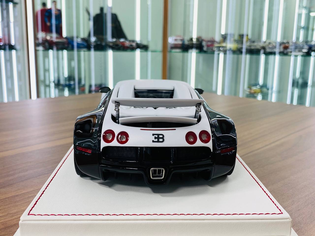 1/18 Resin Davis & Giovanni Bugatti Vincero Mansory matt pearl white , gloss dark red carbon Limited