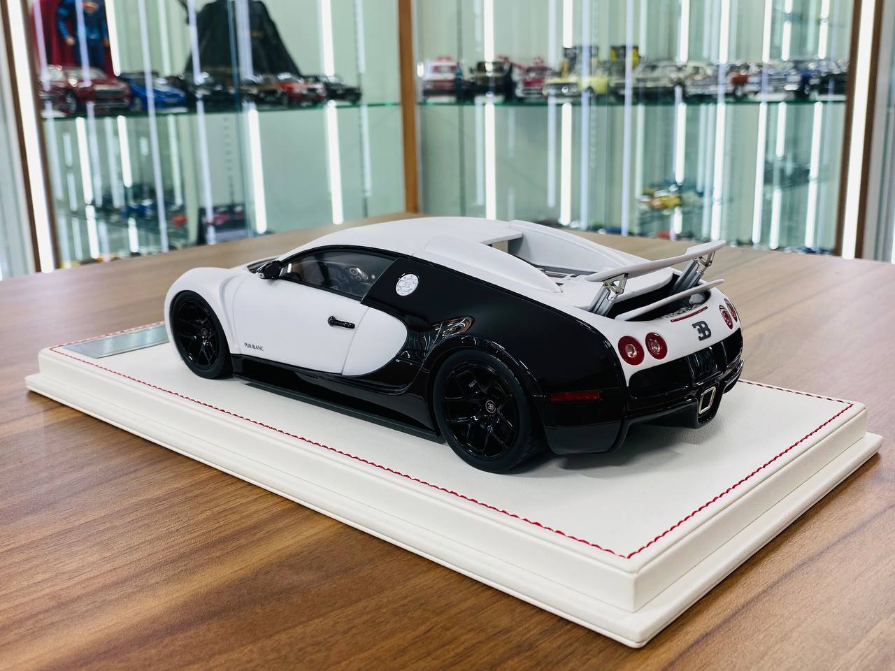 1/18 Resin Davis & Giovanni Bugatti Vincero Mansory matt pearl white , gloss dark red carbon Limited