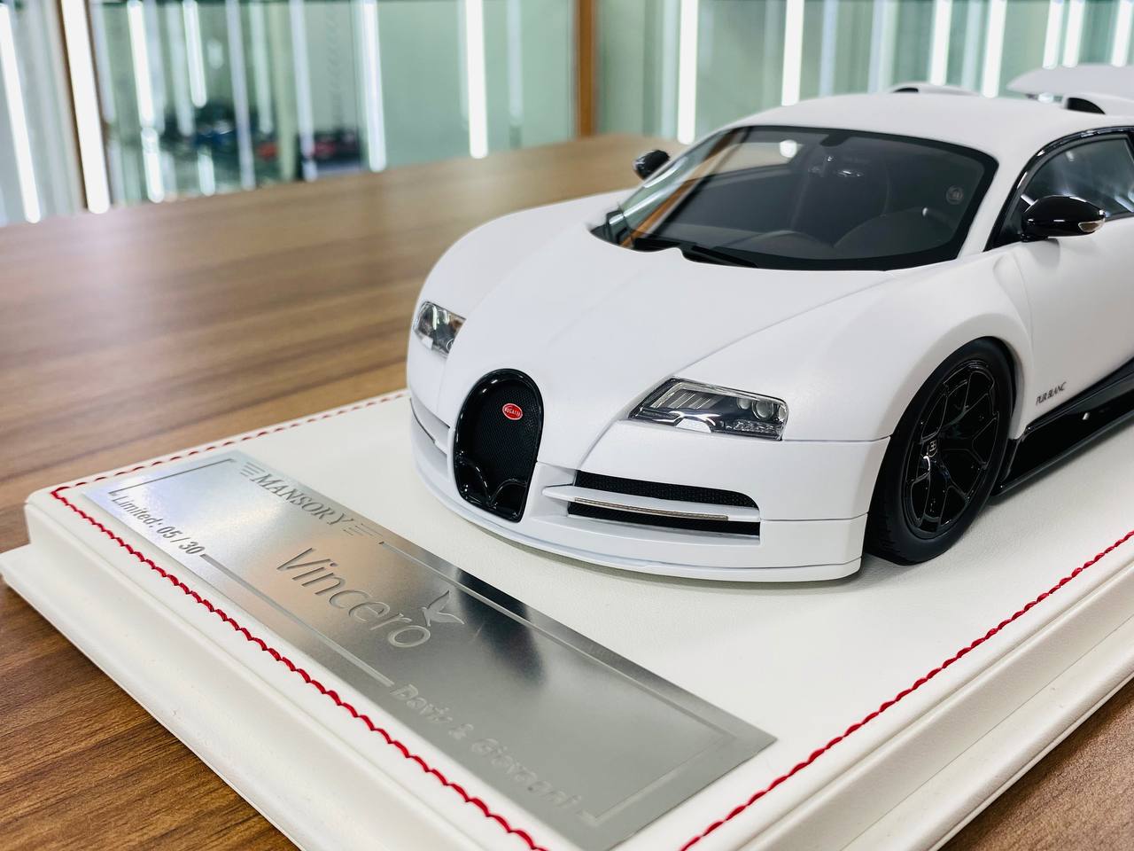 1/18 Resin Davis & Giovanni Bugatti Vincero Mansory matt pearl white , gloss dark red carbon Limited