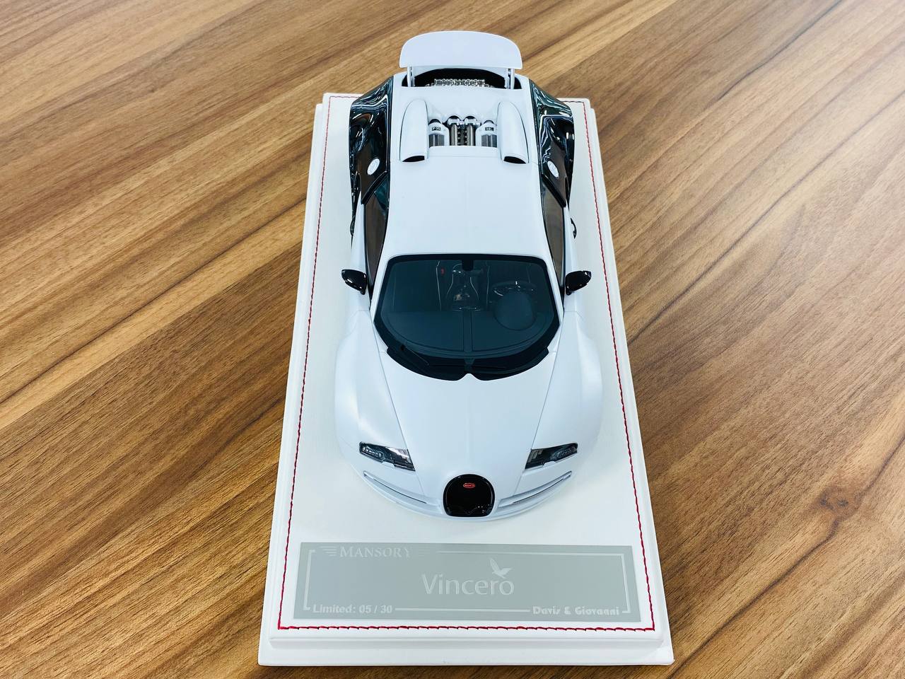 1/18 Resin Davis & Giovanni Bugatti Vincero Mansory matt pearl white , gloss dark red carbon Limited