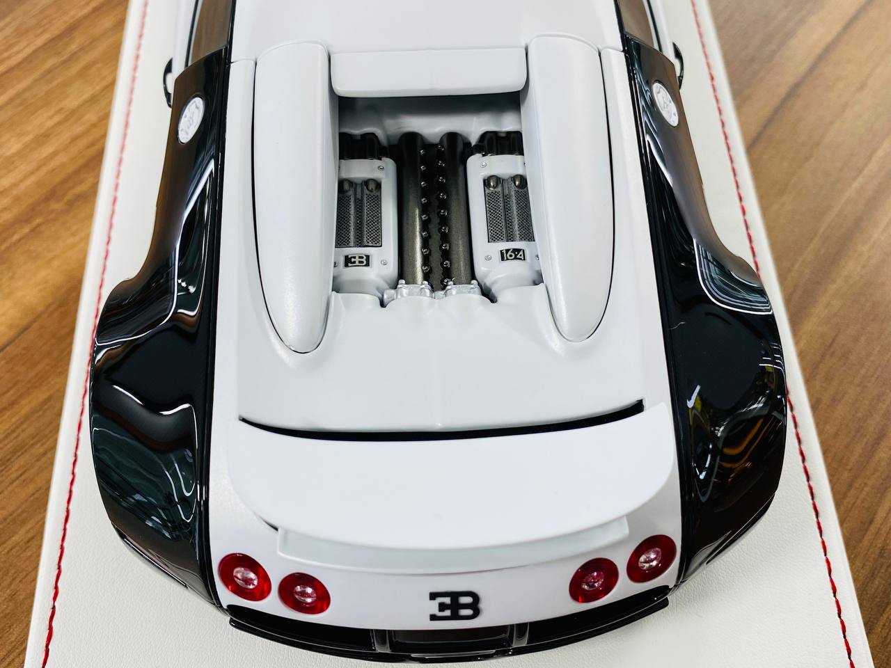 1/18 Resin Davis & Giovanni Bugatti Vincero Mansory matt pearl white , gloss dark red carbon Limited