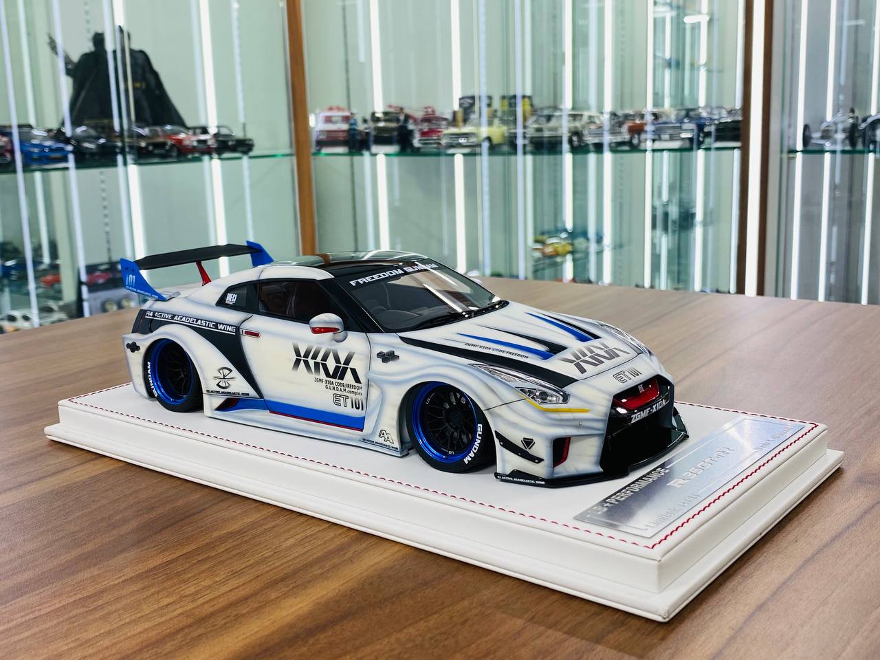 1/18 Resin - Davis & Giovanni Nissan R35 GT-R LBWK | Matt White Graphic Decals, Limited 35 Pcs