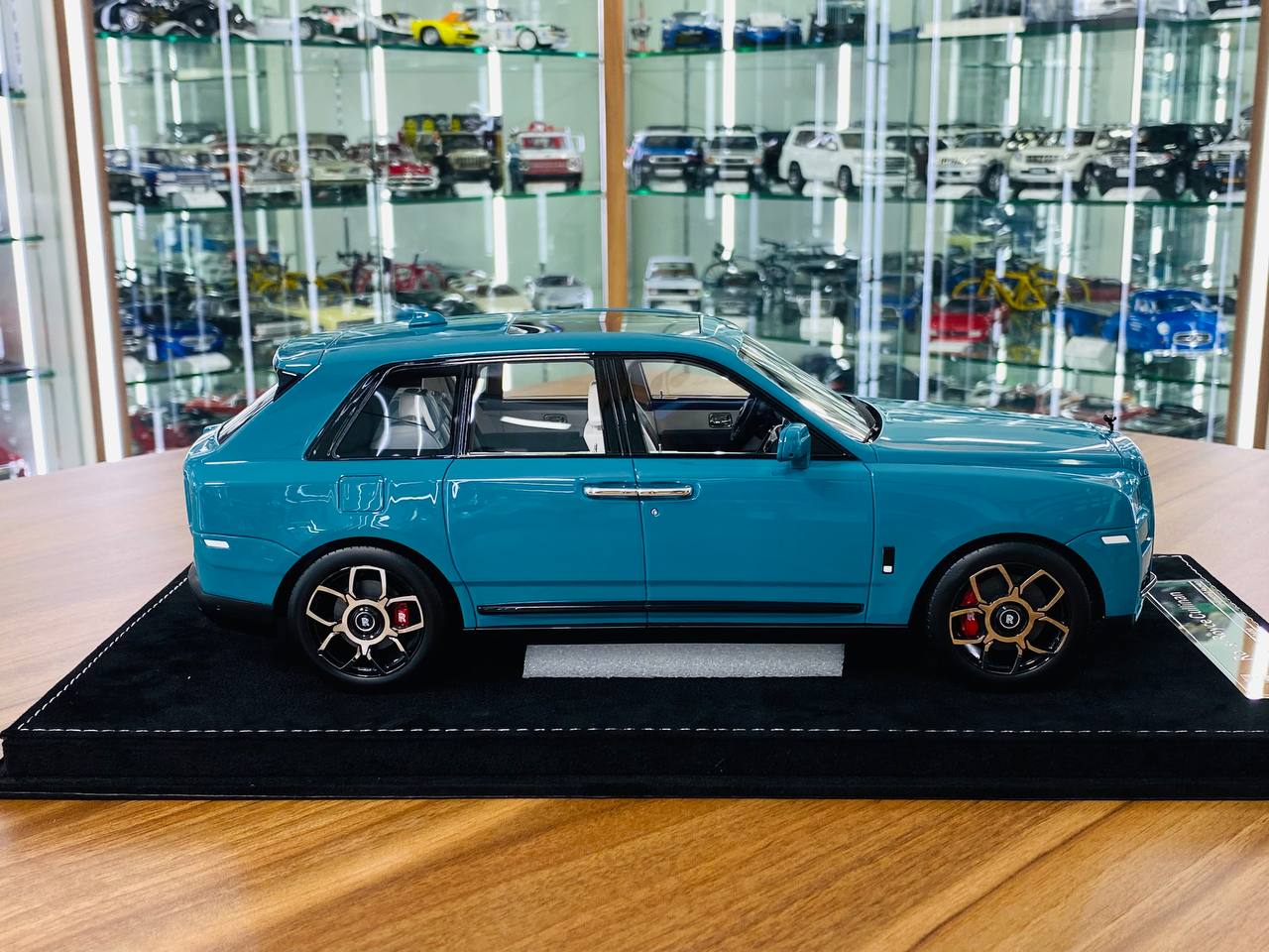 1/18 Resin Model - H&H Rolls Royce Cullinan in Highland Black Badge, Limited to 30 Pcs