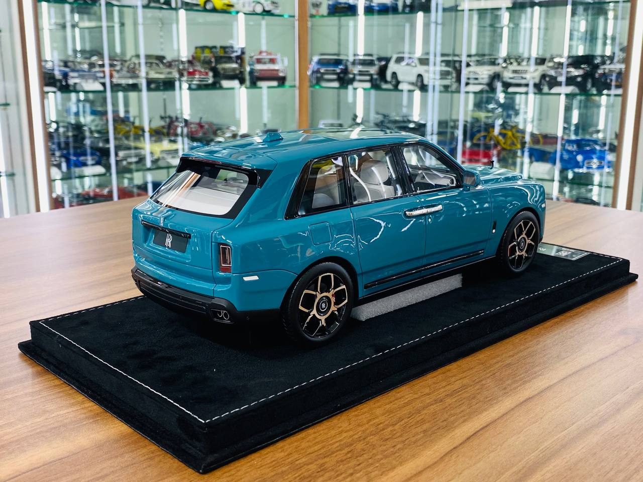 1/18 Resin Model - H&H Rolls Royce Cullinan in Highland Black Badge, Limited to 30 Pcs