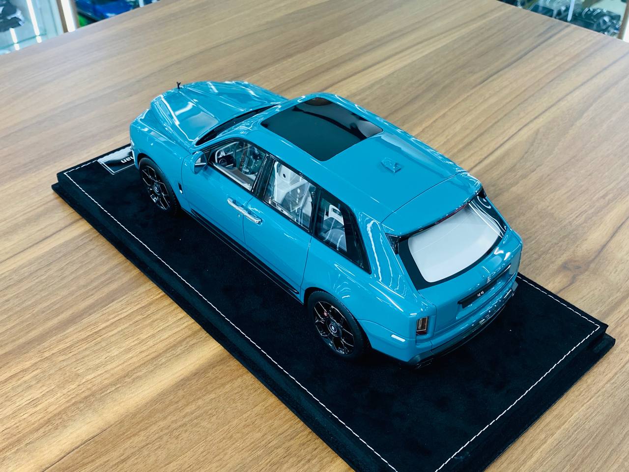 1/18 Resin Model - H&H Rolls Royce Cullinan in Highland Black Badge, Limited to 30 Pcs