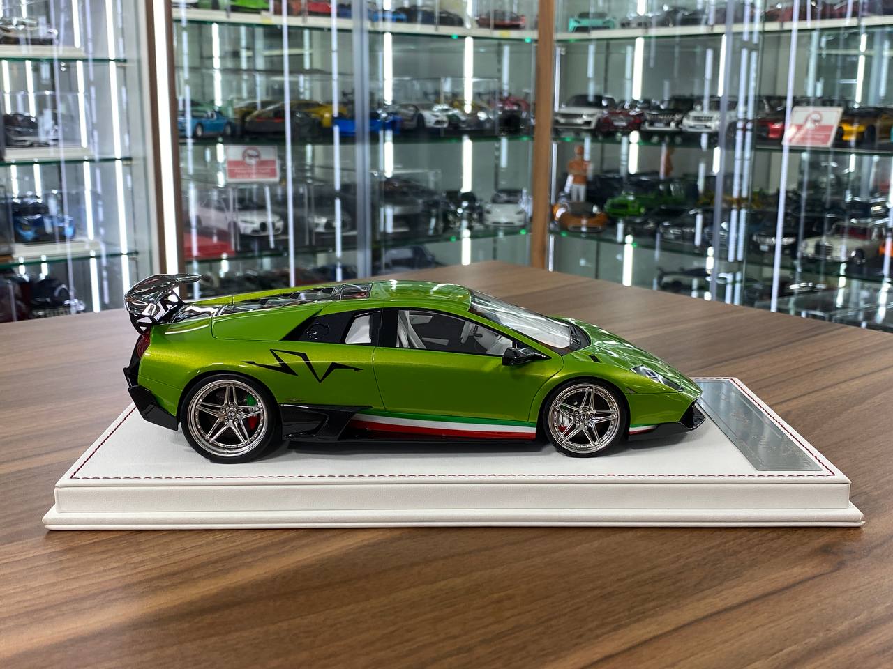 1/18 Resin Lamborghini Murciélago LP 670-4 SV Verde Dorado / White Interior – Davis & Giovanni Limited 10