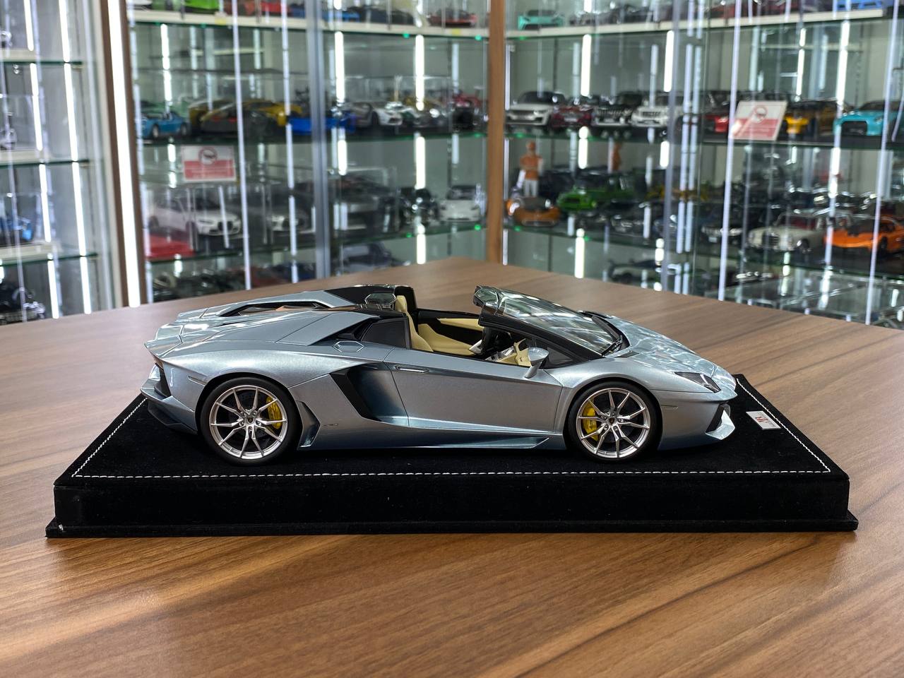 1/18 Resin Lamborghini Aventador Roadster Ice Blue – MR Collection Limited 249