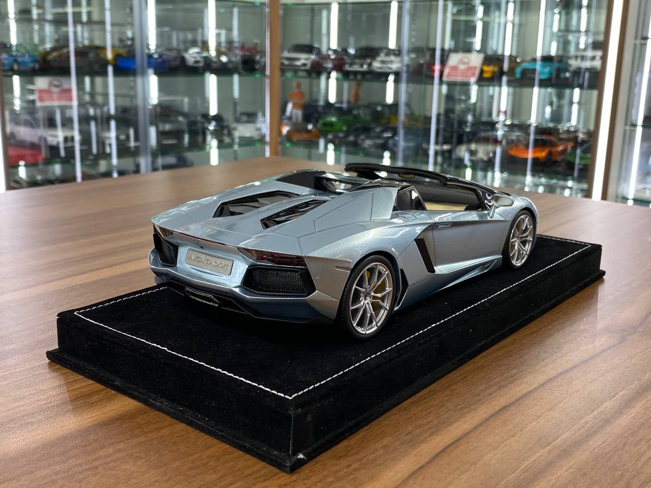 1/18 Resin Lamborghini Aventador Roadster Ice Blue – MR Collection Limited 249