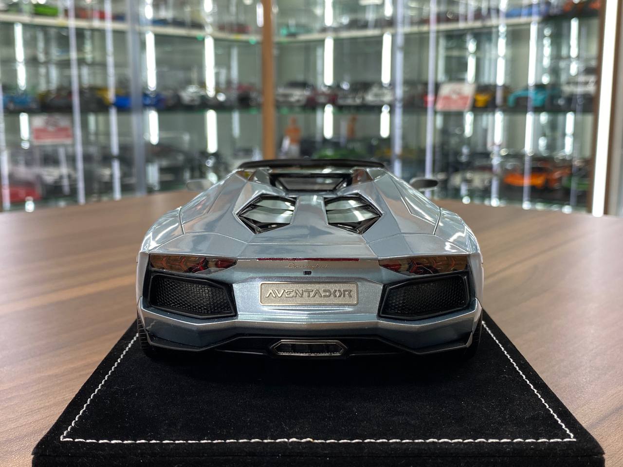 1/18 Resin Lamborghini Aventador Roadster Ice Blue – MR Collection Limited 249