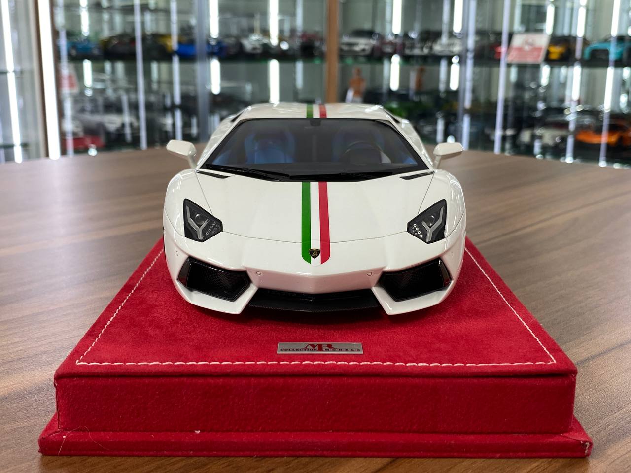 1/18 Resin Lamborghini Aventador White – MR Collection Limited 59 pcs