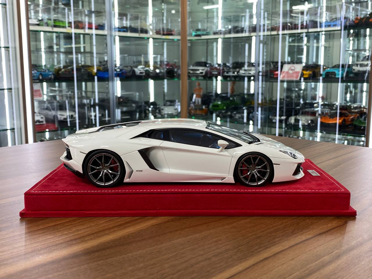 1/18 Resin Lamborghini Aventador White – MR Collection Limited 59 pcs