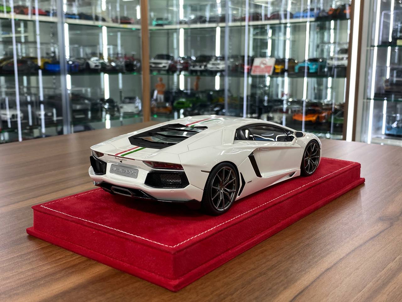 1/18 Resin Lamborghini Aventador White – MR Collection Limited 59 pcs