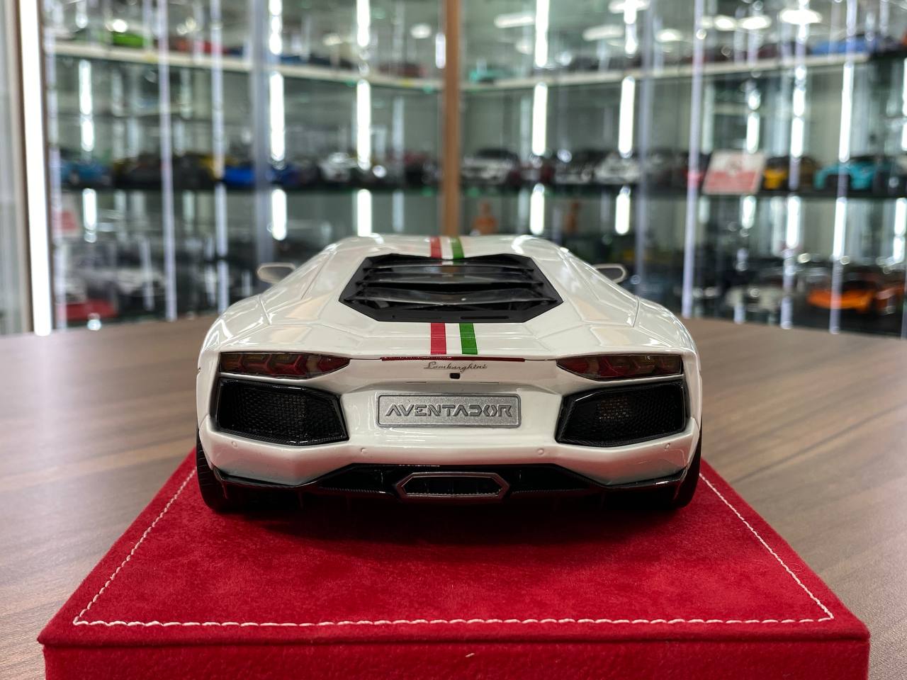 1/18 Resin Lamborghini Aventador White – MR Collection Limited 59 pcs