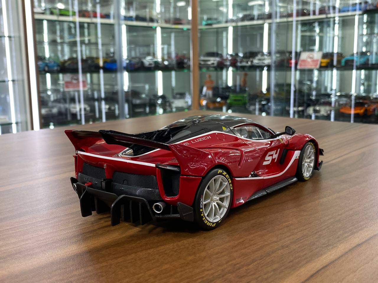 1/18 Diecast Bburago Signature Series Ferrari FXX K EVO #54 Red / white stripe