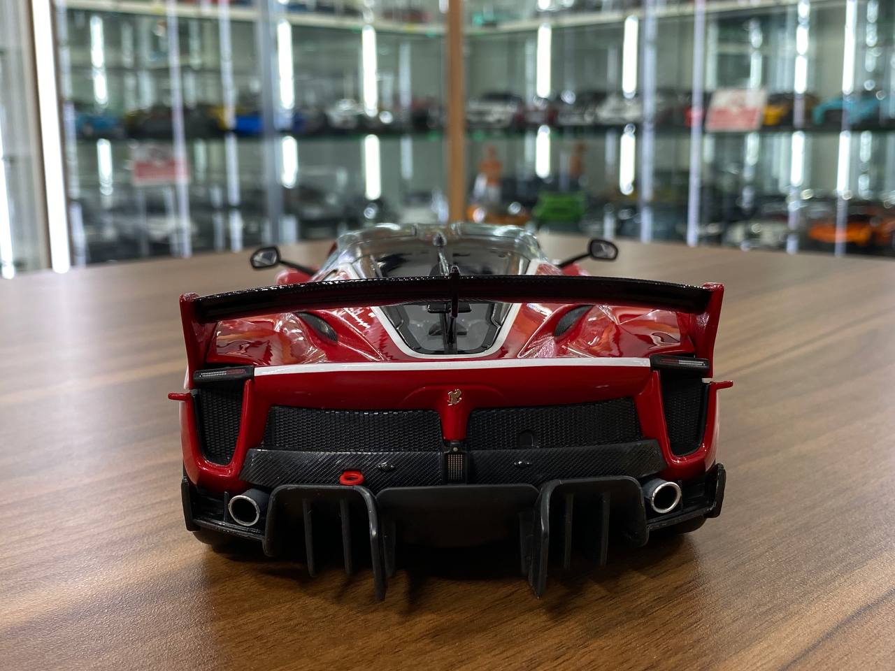 1/18 Diecast Bburago Signature Series Ferrari FXX K EVO #54 Red / white stripe