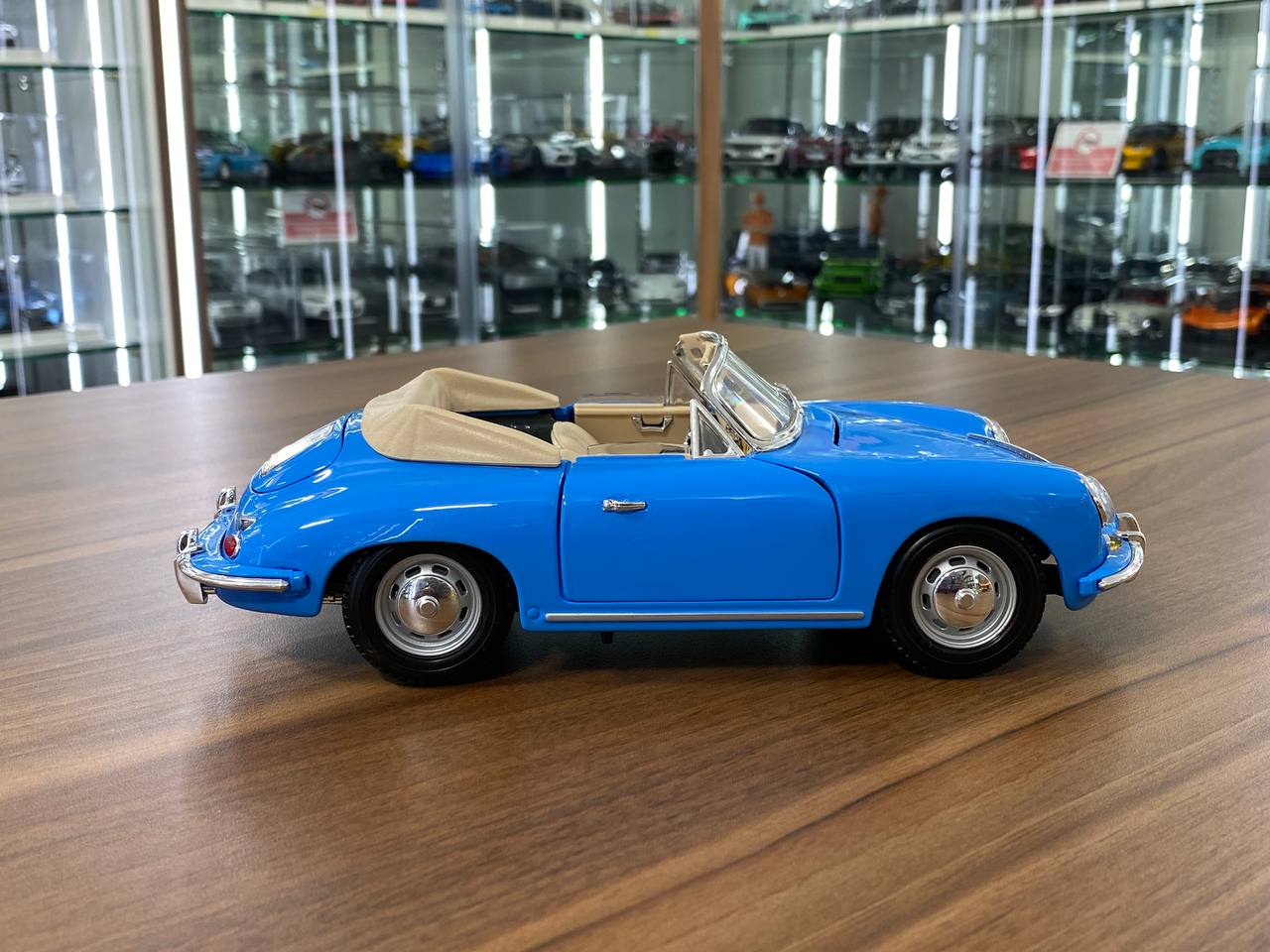 1/18 Diecast Bburago Porsche 356B Cabriolet 1961 in Blue