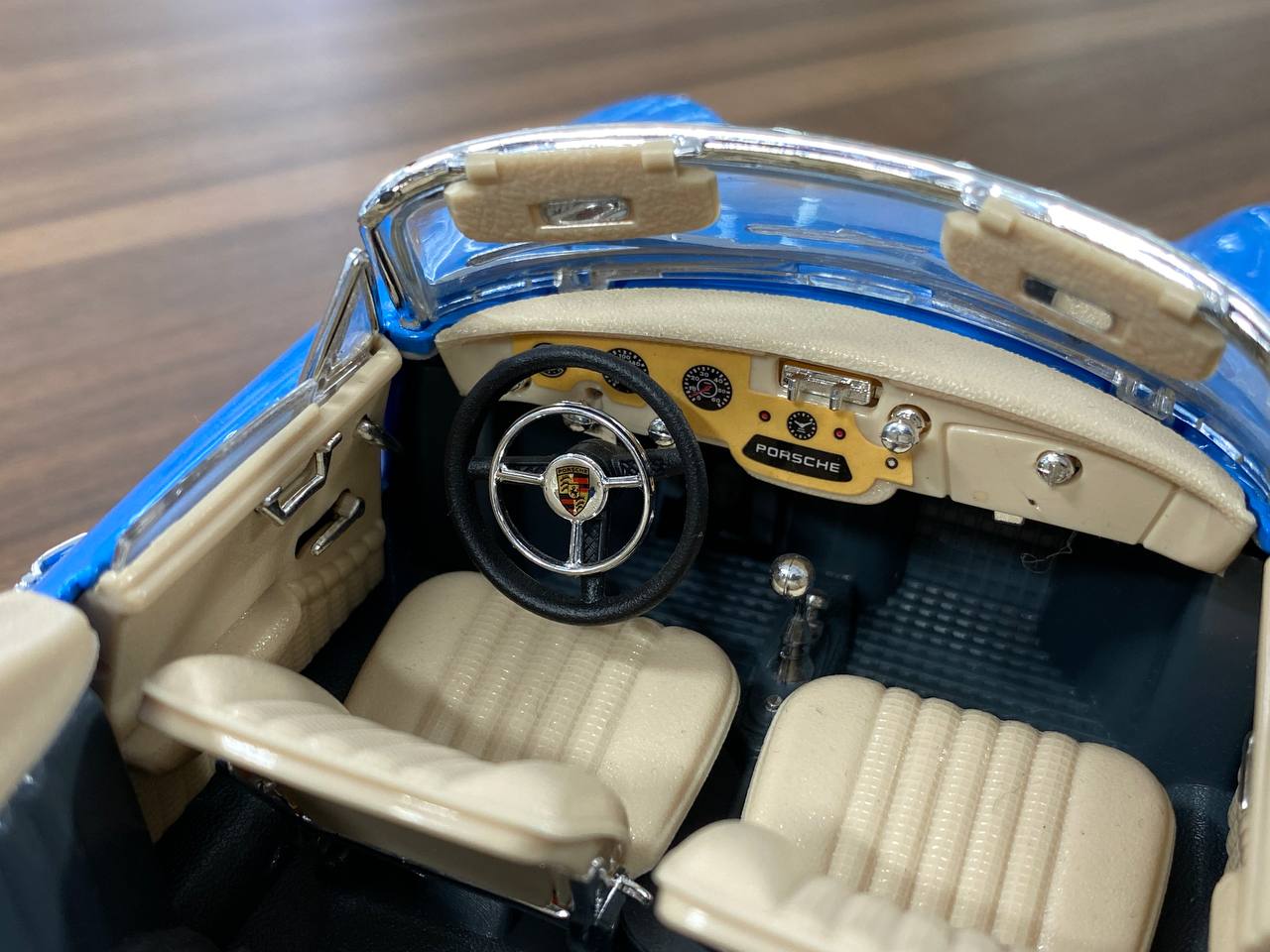 1/18 Diecast Bburago Porsche 356B Cabriolet 1961 in Blue