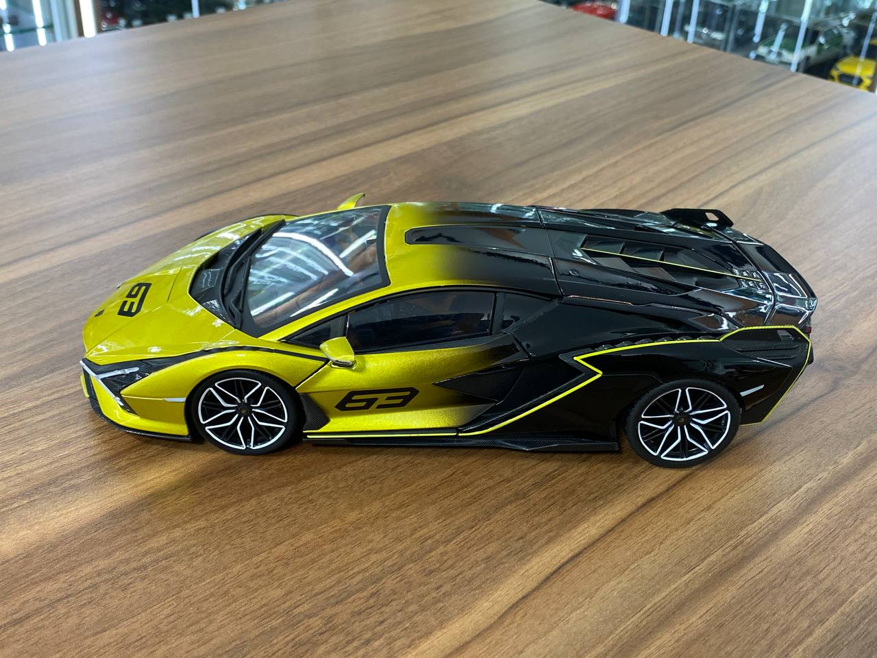 1/18 Metal Diecast Bburago Lamborghini Sian FKP 37 #63 Yellow Black