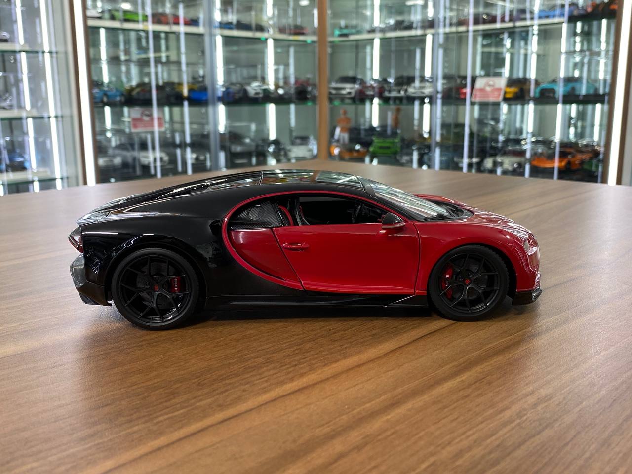 1/18 Diecast Bugatti Chiron Sport "16" Red and Black Bburago Scale Model Car