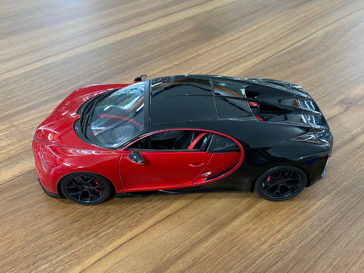 1/18 Diecast Bugatti Chiron Sport "16" Red and Black Bburago Scale Model Car