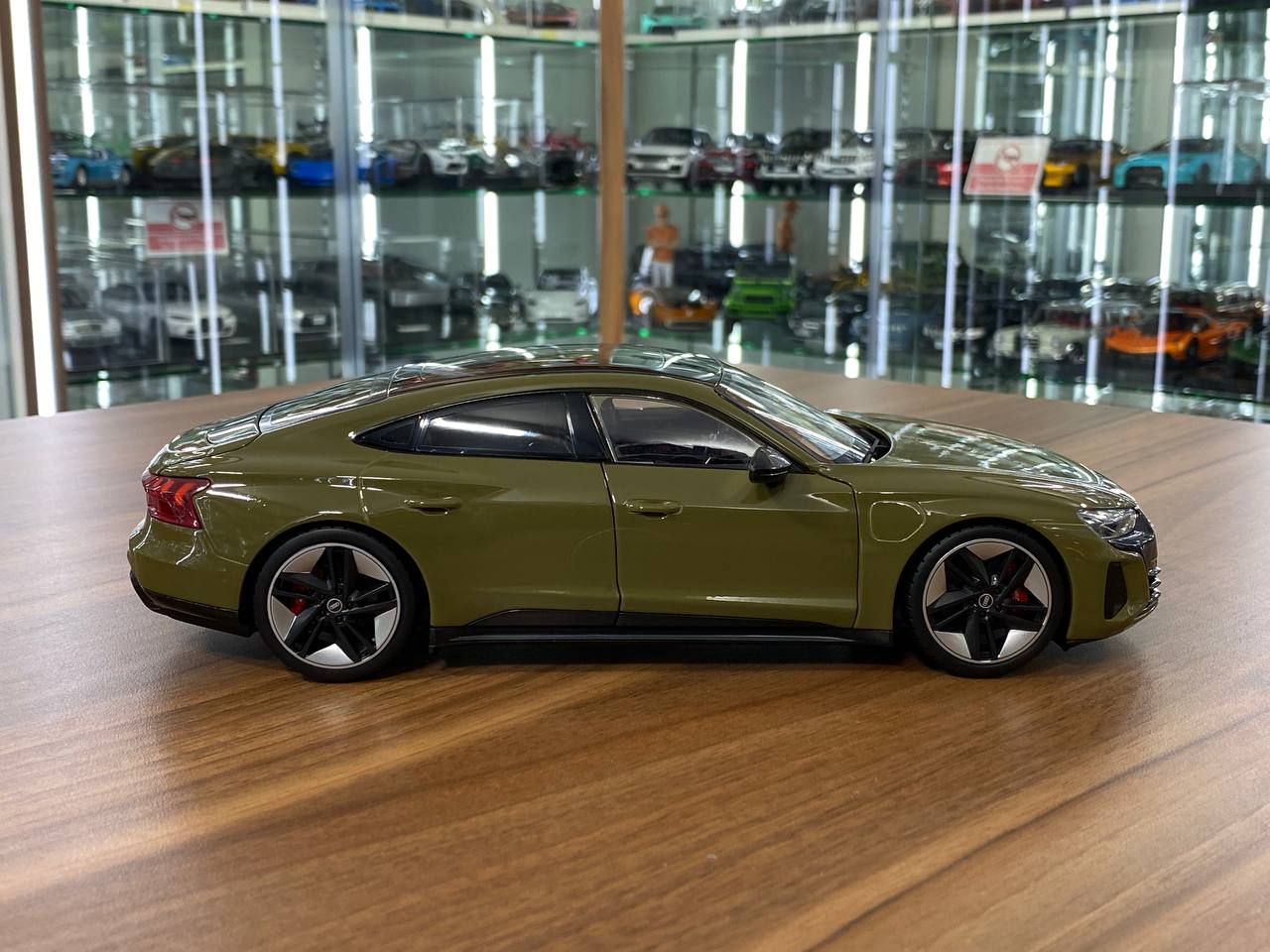 1/18 Diecast Bburago Audi RS E-tron GT Green Model Car