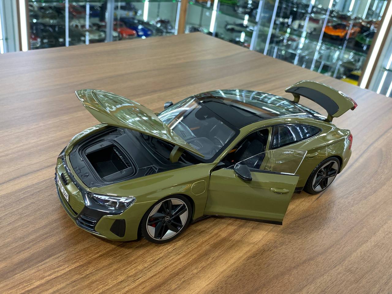 1/18 Diecast Bburago Audi RS E-tron GT Green Model Car