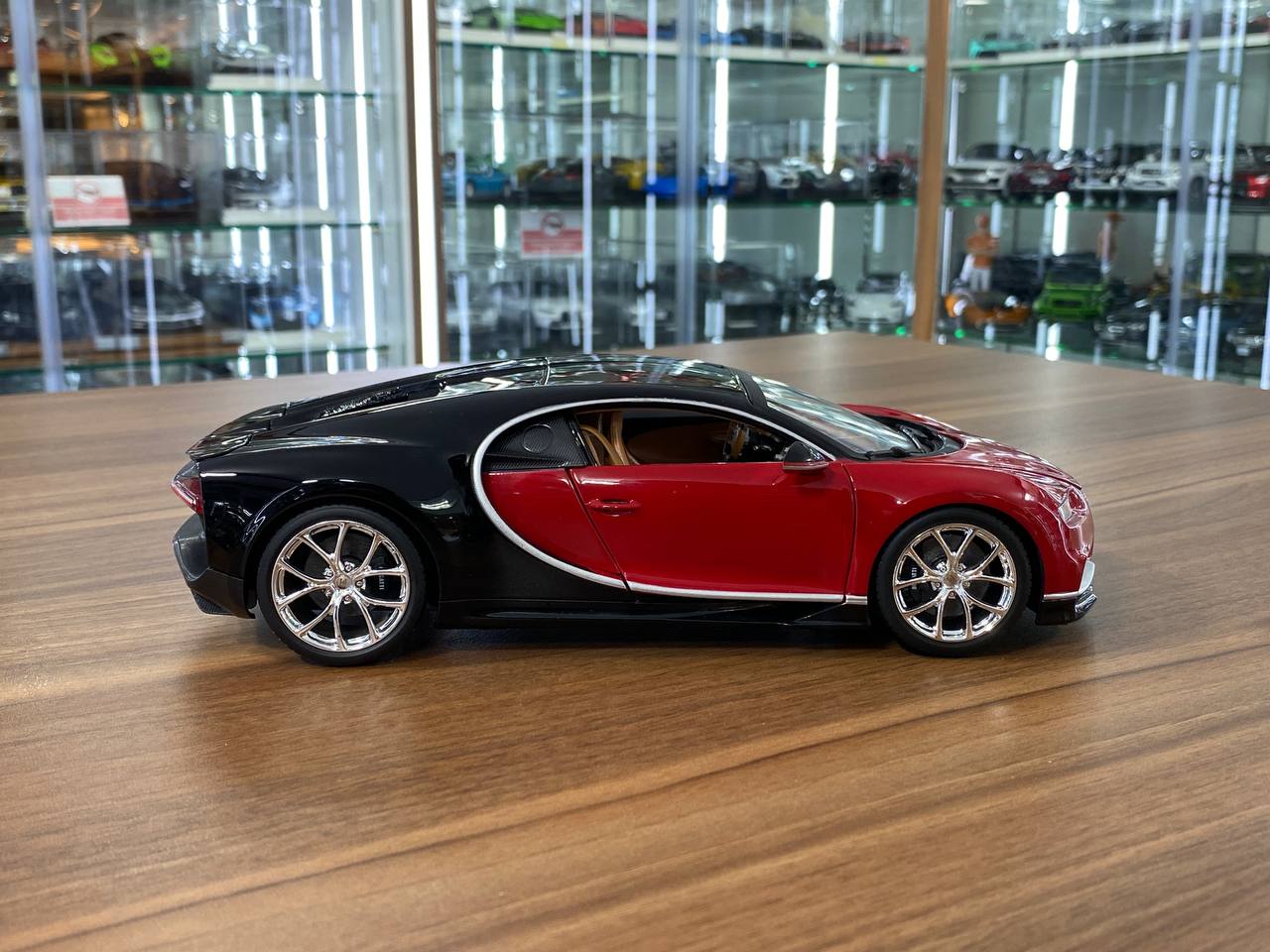 1/18 Diecast Bugatti Chiron Red Black / Silver wheels Bburago Scale Model Car