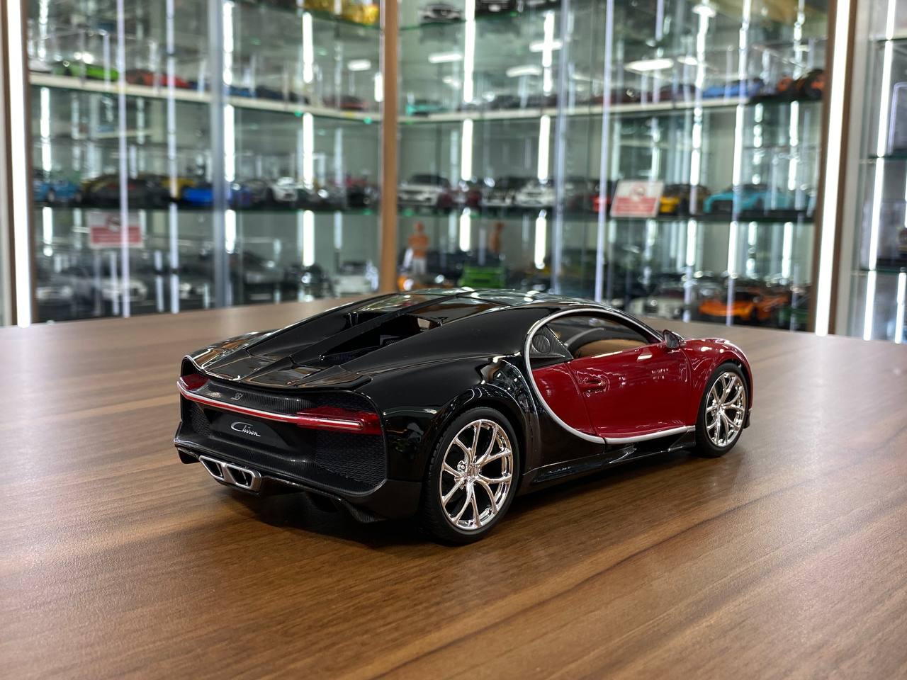 1/18 Diecast Bugatti Chiron Red Black / Silver wheels Bburago Scale Model Car