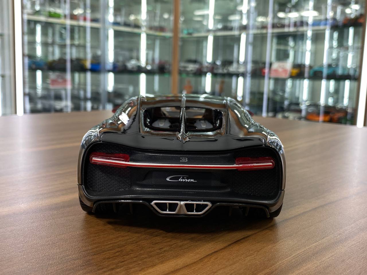 1/18 Diecast Bugatti Chiron Red Black / Silver wheels Bburago Scale Model Car