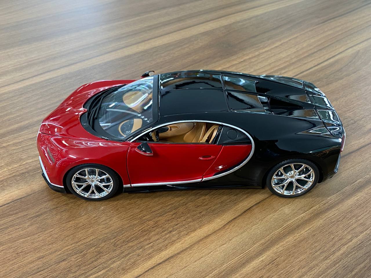 1/18 Diecast Bugatti Chiron Red Black / Silver wheels Bburago Scale Model Car